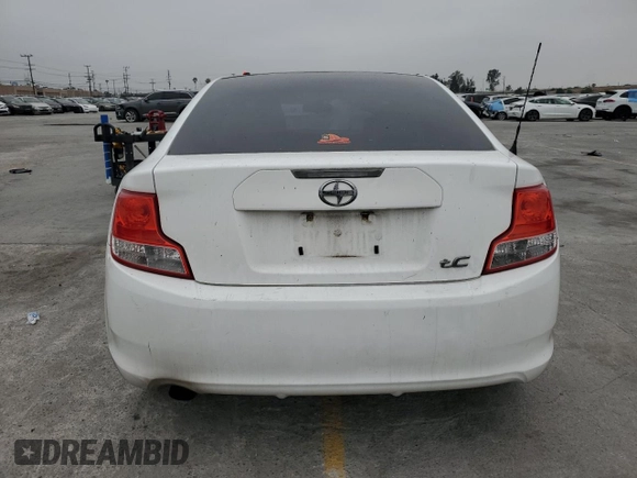 2013 Scion tC z VIN JTKJF5C77D3056779, wystawiony jako Copart lot #57459935 z przebiegiem 157 420 mil mil oraz Szkoda całkowita • Salvage title. Historia ofert i sprzedaży dostępna na DreamBid. Obrazek 6.