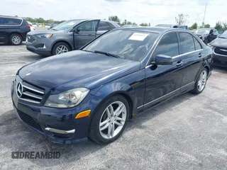 2014 Mercedes-Benz C 250 Sport z VIN WDDGF4HB9EA959513, wystawiony jako IAAI lot #42413556 z przebiegiem 144 773 mil mil oraz . Historia ofert i sprzedaży dostępna na DreamBid. Obrazek 2.