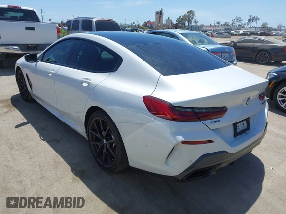 2022 BMW 8 Series M850i z VIN WBAGV8C02NCH87808, wystawiony jako IAAI lot #42255995 z przebiegiem 34 285 mil mil oraz . Historia ofert i sprzedaży dostępna na DreamBid. Obrazek 3.
