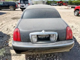 2002 Lincoln Town Car Executive with VIN 1L1FM81W02Y635348, listed as a Copart auction lot 61639325 with 88,597 mi miles and Clean title. Bid and sale history available at DreamBid. Image 6.