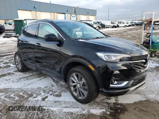 2021 Buick Encore GX Essence z VIN KL4MMGSL5MB159137, wystawiony jako Copart lot #84040454 z przebiegiem Nie podano mil oraz Nie do naprawy • Non repairable. Historia ofert i sprzedaży dostępna na DreamBid. Obrazek 4.