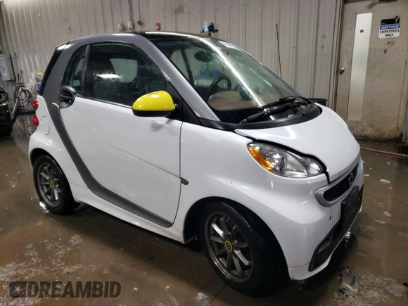 2014 Smart fortwo Pure z VIN WMEEJ3BA8EK740970, wystawiony jako Copart lot #45994035 z przebiegiem 44 787 mil mil oraz Szkoda całkowita • Salvage title. Historia ofert i sprzedaży dostępna na DreamBid. Obrazek 4.