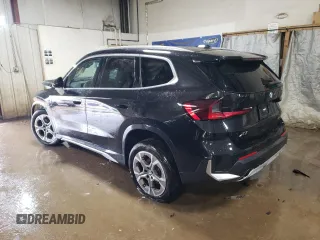 2023 BMW X1 xDrive28i z VIN WBX73EF01P5W08250, wystawiony jako Copart lot #51334855 z przebiegiem 32 687 mil mil oraz Szkody całkowita. Historia ofert i sprzedaży dostępna na DreamBid. Obrazek 2.