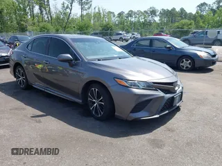 2020 Toyota Camry SE z VIN 4T1G11AK2LU359246, wystawiony jako IAAI lot #42268679 z przebiegiem 75 662 mil mil oraz . Historia ofert i sprzedaży dostępna na DreamBid. Obrazek 1.
