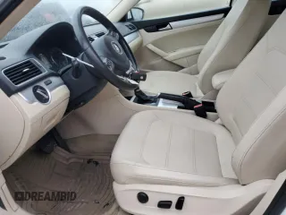 2012 Volkswagen Passat SE z VIN 1VWBH7A37CC030518, wystawiony jako Copart lot #86875014 z przebiegiem 136 259 mil mil oraz Czysty tytuł • Clean title. Historia ofert i sprzedaży dostępna na DreamBid. Obrazek 7.