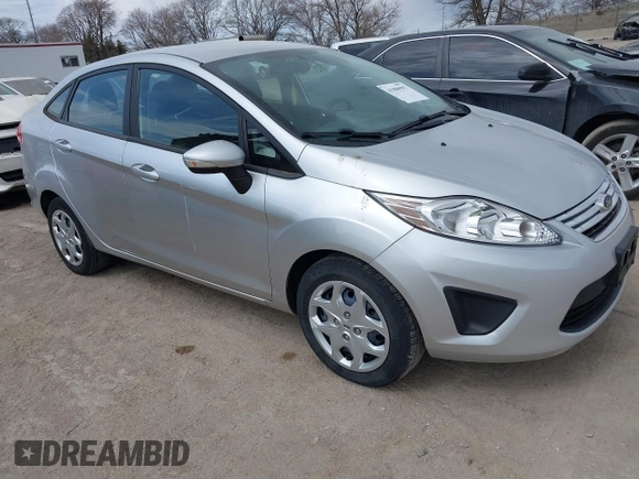2013 Ford Fiesta SE z VIN 3FADP4BJ3DM207999, wystawiony jako IAAI lot #41880992 z przebiegiem 133 443 mil mil oraz . Historia ofert i sprzedaży dostępna na DreamBid. Obrazek 1.