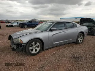 2013 Dodge Charger SE z VIN 2C3CDXBG2DH654105, wystawiony jako Copart lot #56041455 z przebiegiem 198 926 mil mil oraz Szkody całkowita. Historia ofert i sprzedaży dostępna na DreamBid. Obrazek 1.