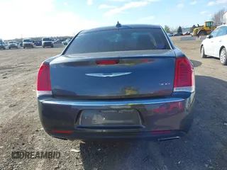 2016 Chrysler 300 Anniversary Edition z VIN 2C3CCAAG2GH295456, wystawiony jako IAAI lot #41978687 z przebiegiem 142 533 mil mil oraz . Historia ofert i sprzedaży dostępna na DreamBid. Obrazek 16.