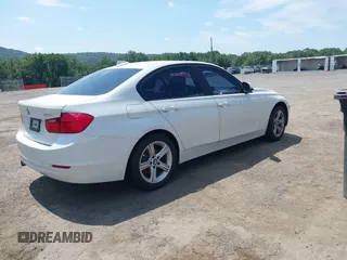 2013 BMW 3 Series 328i xDrive z VIN WBA3B3C56DF532787, wystawiony jako IAAI lot #42680965 z przebiegiem 152 352 mil mil oraz . Historia ofert i sprzedaży dostępna na DreamBid. Obrazek 4.
