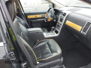 2008 Lincoln MKX z VIN 2LMDU88CX8BJ33894, wystawiony jako IAAI lot #42062310 z przebiegiem 254 077 mil mil oraz . Historia ofert i sprzedaży dostępna na DreamBid. Obrazek 5.