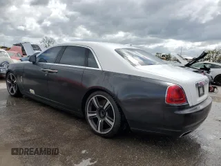 2013 Rolls-Royce Ghost z VIN SCA664S59DUX51984, wystawiony jako Copart lot #74546804 z przebiegiem 94 160 mil mil oraz Nie do naprawy. Historia ofert i sprzedaży dostępna na DreamBid. Obrazek 2.