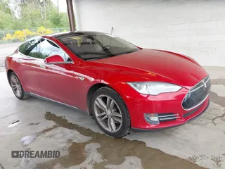 2013 Tesla Model S z VIN 5YJSA1CN7DFP26996, wystawiony jako IAAI lot #42244540 z przebiegiem 128 160 mil mil oraz . Historia ofert i sprzedaży dostępna na DreamBid. Obrazek 1.