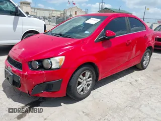 2015 Chevrolet Sonic LT z VIN 1G1JC5SH4F4160047, wystawiony jako IAAI lot #42440220 z przebiegiem Nie podano mil oraz . Historia ofert i sprzedaży dostępna na DreamBid. Obrazek 2.