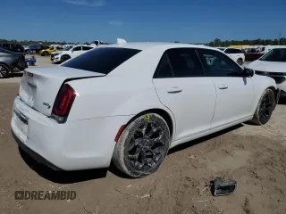 2019 Chrysler 300 S z VIN 2C3CCABG1KH654061, wystawiony jako Copart lot #47137005 z przebiegiem 109 896 mil mil oraz Szkoda całkowita • Salvage title. Historia ofert i sprzedaży dostępna na DreamBid. Obrazek 3.