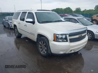 2010 Chevrolet Suburban LTZ z VIN 1GNUKKE35AR273482, wystawiony jako IAAI lot #42416209 z przebiegiem 182 670 mil mil oraz . Historia ofert i sprzedaży dostępna na DreamBid. Obrazek 1.