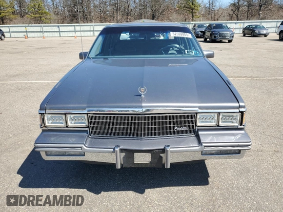 1986 Cadillac DeVille z VIN 1G6CD6984G4341470, wystawiony jako Copart lot #52592805 z przebiegiem 24 359 mil mil oraz Czysty tytuł • Clean title. Historia ofert i sprzedaży dostępna na DreamBid. Obrazek 5.