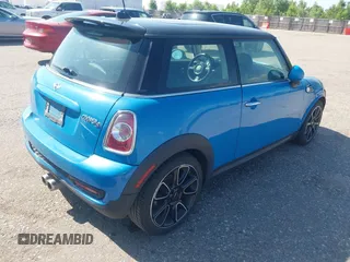 2012 MINI Hardtop S z VIN WMWSV3C55CTY29181, wystawiony jako IAAI lot #42621045 z przebiegiem 68 706 mil mil oraz . Historia ofert i sprzedaży dostępna na DreamBid. Obrazek 4.