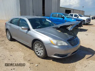 2014 Chrysler 200 LX z VIN 1C3CCBAB4EN141488, wystawiony jako IAAI lot #42353551 z przebiegiem 142 628 mil mil oraz . Historia ofert i sprzedaży dostępna na DreamBid. Obrazek 1.