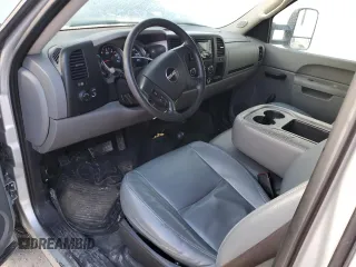 2011 GMC Sierra 2500HD Work Truck z VIN 1GT22ZCG1BZ362840, wystawiony jako Copart lot #83610494 z przebiegiem 226 482 mil mil oraz Szkoda całkowita • Salvage title. Historia ofert i sprzedaży dostępna na DreamBid. Obrazek 8.