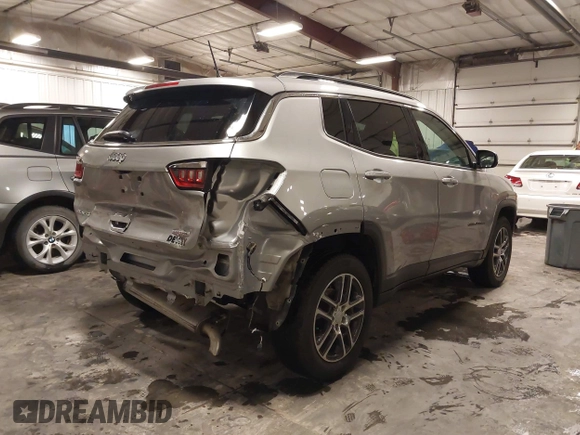 2019 Jeep Compass Latitude with VIN 3C4NJDBB6KT812711, listed as a IAAI auction lot 41565166 with 69,582 mi miles and . Bid and sale history available at carsss.com. Image 4.