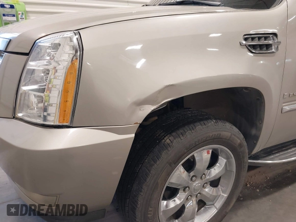 2007 Cadillac Escalade with VIN 1GYFK638X7R138864, listed as a IAAI auction lot 42088742 with 195,192 mi miles. Bid and sale history available at carsss.com. Image 6.