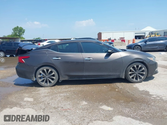 2016 Nissan Maxima SR z VIN 1N4AA6AP0GC400686, wystawiony jako IAAI lot #42378284 z przebiegiem 139 996 mil mil oraz . Historia ofert i sprzedaży dostępna na DreamBid. Obrazek 13.