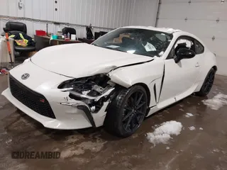 2023 Toyota 86 Premium z VIN JF1ZNBE1XP9765718, wystawiony jako IAAI lot #41945549 z przebiegiem 12 942 mil mil oraz . Historia ofert i sprzedaży dostępna na DreamBid. Obrazek 2.