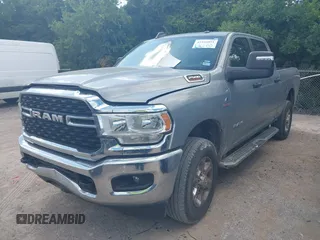 2024 Ram 2500 Big Horn z VIN 3C6UR5DL1RG336569, wystawiony jako IAAI lot #42595091 z przebiegiem 30 453 mil mil oraz . Historia ofert i sprzedaży dostępna na DreamBid. Obrazek 2.