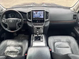 2017 Toyota Land Cruiser z VIN JTMCY7AJ5H4049172, wystawiony jako IAAI lot #41925730 z przebiegiem 204 444 mil mil oraz . Historia ofert i sprzedaży dostępna na DreamBid. Obrazek 6.