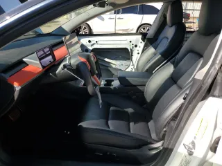 2021 Tesla Model 3 Standard Range Plus z VIN 5YJ3E1EA2MF098140, wystawiony jako Copart lot #73658044 z przebiegiem 118 452 mil mil oraz Szkoda całkowita • Salvage title. Historia ofert i sprzedaży dostępna na DreamBid. Obrazek 7.