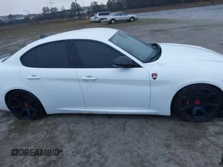 2017 Alfa Romeo Giulia Ti z VIN ZARFAECN2H7539370, wystawiony jako IAAI lot #41762612 z przebiegiem 100 629 mil mil oraz . Historia ofert i sprzedaży dostępna na DreamBid. Obrazek 14.