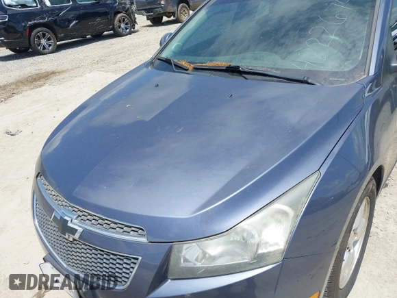 2014 Chevrolet Cruze 1LT z VIN 1G1PC5SB1E7102335, wystawiony jako IAAI lot #42226743 z przebiegiem 236 900 mil mil oraz . Historia ofert i sprzedaży dostępna na DreamBid. Obrazek 6.