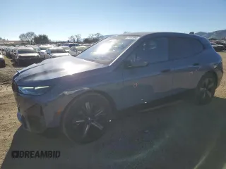2023 BMW iX xDrive50 z VIN WB523CF00PCM67089, wystawiony jako Copart lot #87491994 z przebiegiem 9 129 mil mil oraz Szkoda całkowita • Salvage title. Historia ofert i sprzedaży dostępna na DreamBid. Obrazek 1.