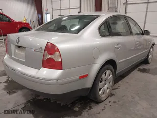 2003 Volkswagen Passat GLX with VIN WVWTH63B93P275335, listed as a IAAI auction lot 41398460 with 197,814 mi miles. Bid and sale history available at carsss.com. Image 4.