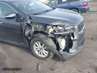 2019 Kia Sorento LX with VIN 5XYPGDA34KG433960, listed as a IAAI auction lot 41303230 with 106,171 mi miles. Bid and sale history available at carsss.com. Image 6.