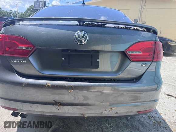 2014 Volkswagen Jetta SE z VIN 3VWD17AJ7EM249444, wystawiony jako IAAI lot #42607896 z przebiegiem 92 800 mil mil oraz . Historia ofert i sprzedaży dostępna na DreamBid. Obrazek 6.