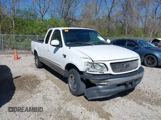 2001 Ford F-150 XL z VIN 1FTRX17L61NB26764, wystawiony jako IAAI lot #42049452 z przebiegiem 242 585 mil mil oraz . Historia ofert i sprzedaży dostępna na DreamBid. Obrazek 1.