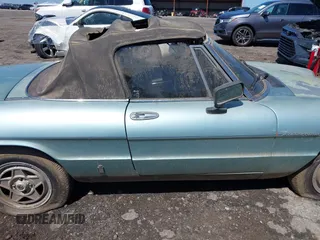 1983 Alfa Romeo Spider Veloce z VIN ZARBA5411D1016042, wystawiony jako IAAI lot #42214912 z przebiegiem 51 581 mil mil oraz . Historia ofert i sprzedaży dostępna na DreamBid. Obrazek 13.