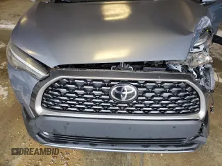 2022 Toyota Corolla Cross XLE z VIN 7MUDAABG3NV013642, wystawiony jako Copart lot #55118555 z przebiegiem 22 575 mil mil oraz Szkoda całkowita • Salvage title. Historia ofert i sprzedaży dostępna na DreamBid. Obrazek 12.