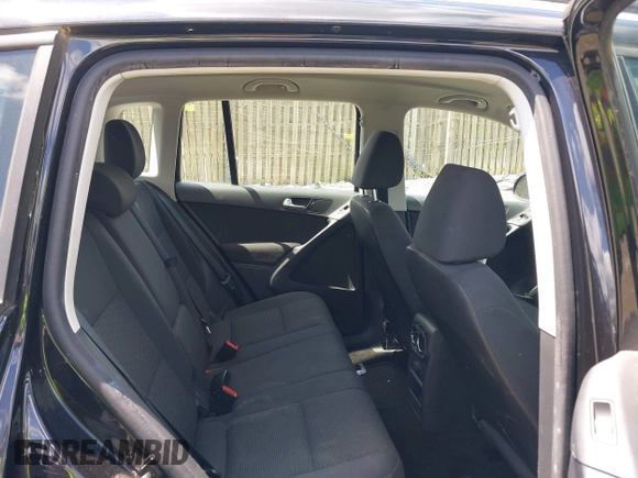 2017 Volkswagen Tiguan S z VIN WVGAV7AX3HK043141, wystawiony jako IAAI lot #42259813 z przebiegiem 63 151 mil mil oraz . Historia ofert i sprzedaży dostępna na DreamBid. Obrazek 8.