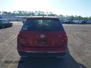 2018 Volkswagen Tiguan SEL z VIN 3VV3B7AX3JM054842, wystawiony jako IAAI lot #42240503 z przebiegiem 47 300 mil mil oraz . Historia ofert i sprzedaży dostępna na DreamBid. Obrazek 16.