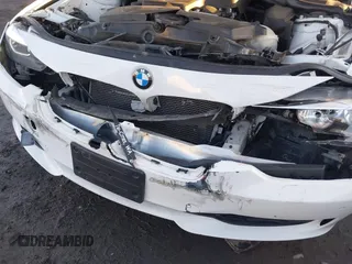 2015 BMW 3 Series 328i xDrive z VIN WBA3B5G59FNS19442, wystawiony jako IAAI lot #40711946 z przebiegiem 45 958 mil mil oraz . Historia ofert i sprzedaży dostępna na DreamBid. Obrazek 6.