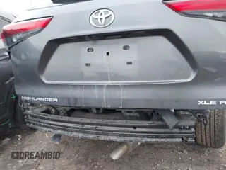 2023 Toyota Highlander L z VIN 5TDKDRBH7PS044010, wystawiony jako IAAI lot #42072483 z przebiegiem 21 655 mil mil oraz . Historia ofert i sprzedaży dostępna na DreamBid. Obrazek 17.
