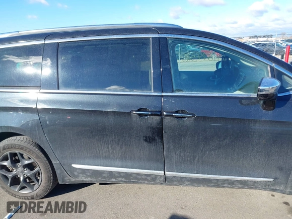 2020 Chrysler Pacifica Limited z VIN 2C4RC1GG6LR114215, wystawiony jako IAAI lot #41694316 z przebiegiem 107 166 mil mil oraz . Historia ofert i sprzedaży dostępna na DreamBid. Obrazek 13.