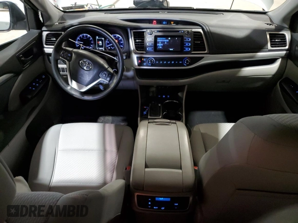 2018 Toyota Highlander LE z VIN 5TDBZRFH5JS889246, wystawiony jako Copart lot #57816195 z przebiegiem 50 747 mil mil oraz Szkoda całkowita • Salvage title. Historia ofert i sprzedaży dostępna na DreamBid. Obrazek 8.
