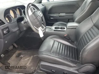 2013 Dodge Challenger R/T z VIN 2C3CDYBT9DH585965, wystawiony jako Copart lot #52995875 z przebiegiem 131 456 mil mil oraz Szkoda całkowita • Salvage title. Historia ofert i sprzedaży dostępna na DreamBid. Obrazek 7.