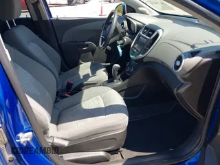 2017 Chevrolet Sonic LS z VIN 1G1JB5SH3H4175533, wystawiony jako IAAI lot #42296259 z przebiegiem 89 348 mil mil oraz . Historia ofert i sprzedaży dostępna na DreamBid. Obrazek 5.