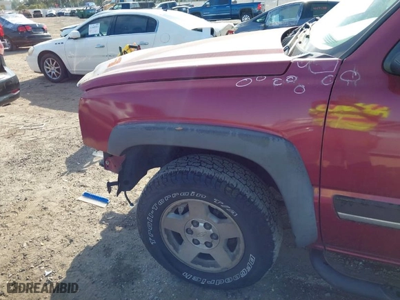 2004 Chevrolet Silverado 1500 Crew Cab Z71 with VIN 2GCEK13T141418363, listed as a IAAI auction lot 41472218 with 155,765 mi miles. Bid and sale history available at carsss.com. Image 14.