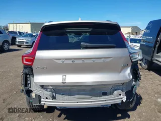 2024 Volvo XC40 Plus Bright Theme z VIN YV4L12UE3R2290695, wystawiony jako IAAI lot #41812076 z przebiegiem 42 047 mil mil oraz . Historia ofert i sprzedaży dostępna na DreamBid. Obrazek 16.