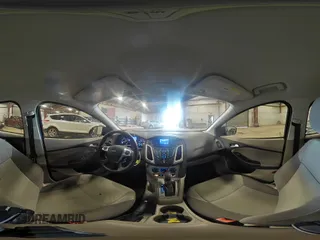 2013 Ford Focus SE z VIN 1FADP3F21DL193681, wystawiony jako Copart lot #60626995 z przebiegiem 143 056 mil mil oraz Czysty tytuł • Clean title. Historia ofert i sprzedaży dostępna na DreamBid. Obrazek 14.